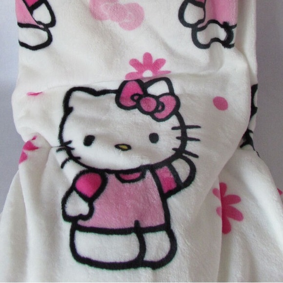 NEW! 🎀 Hello Kitty Daisy and Bows Faux Rabbit Fur Throw - Picture 5 of 5